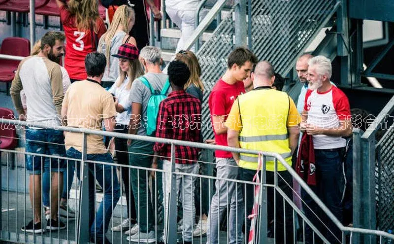 乐虎8国际百度大脑成龙足球运动员合影：足球界传奇与电影巨星的精彩合作